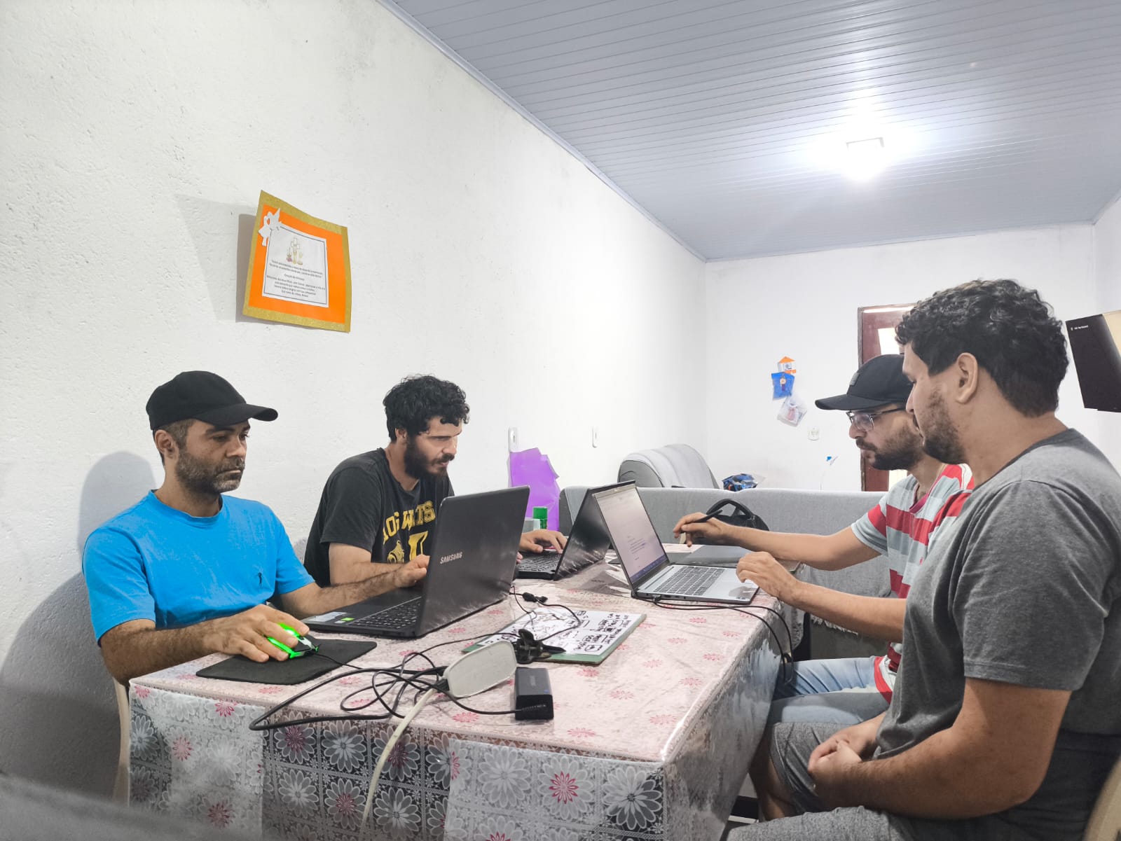 Equipe da Motion Mutum reunida trabalhando em notebooks