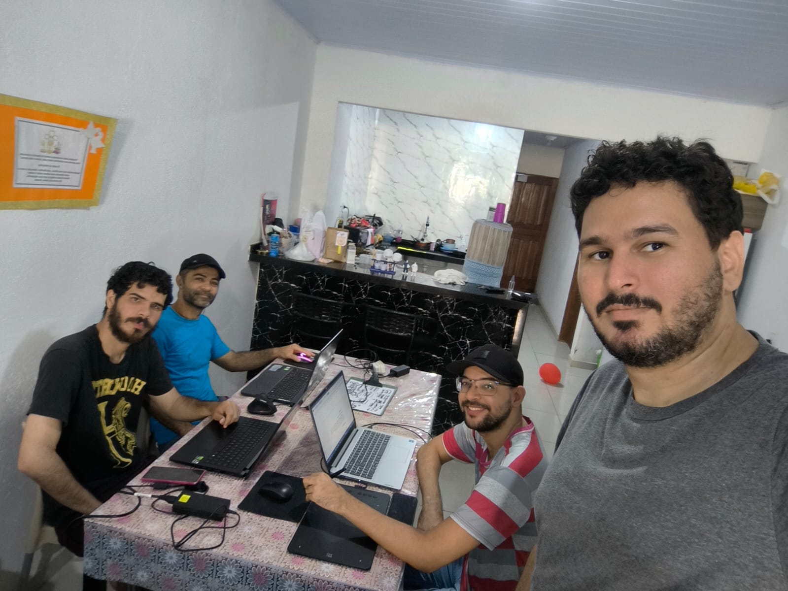 Equipe da Motion Mutum reunida trabalhando em notebooks
