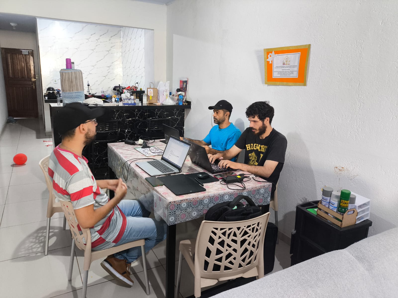 Equipe da Motion Mutum reunida trabalhando em notebooks